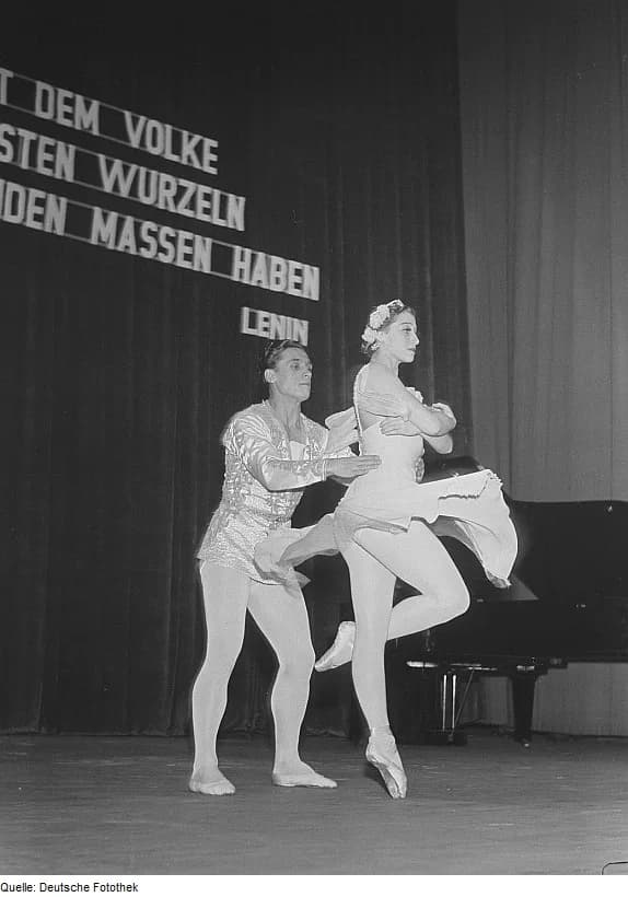 Maya Plisetskaya - Original image description from the Deutsche FotothekGemeinsamer Auftritt der Ballettänzer Maria Plissezkaja und
Jurij Kondratow