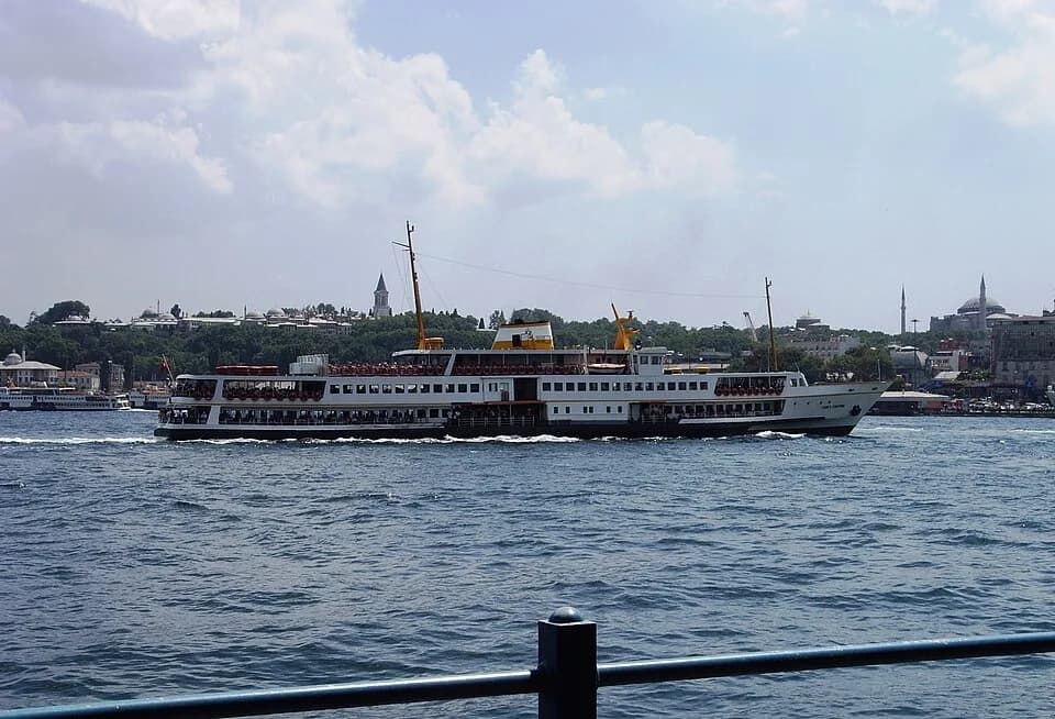 Fahri Korutürk - Şehir Hatları Vapuru Fahri S. Korutürk (city lines ship) from Galata Bridge, İstanbul. Topkapı Palace and Hagia Sophia on background.
IMO number: 8715211
Callsign: TC5427
Length: 78,