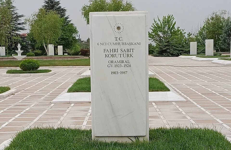 Fahri Korutürk - Devlet Büyükleri Anıt Mezarlığı'nda Fahri Korutürk'ün kabri.