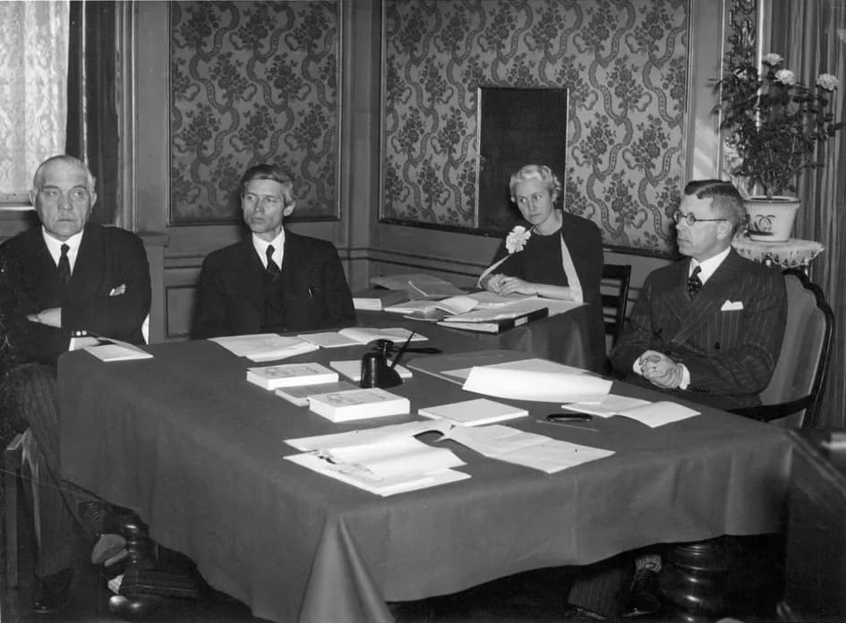 Theodor Svedberg - Kronprinsen i ordförandestolen samt från vänster kommerserådet Axel Enström, professor The Svedberg och sekreteraren, fru Heilborn."Är man Sverige-Amerika stiftelsens stipendiat gäl