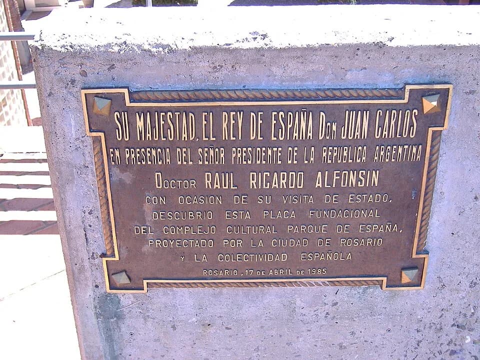 Raúl Alfonsín - A plaque commemorating the foundation of the Parque de España (Park of Spain) in Rosario, Argentina - a park and cultural complex near the historical center of Rosario, by the Paraná R