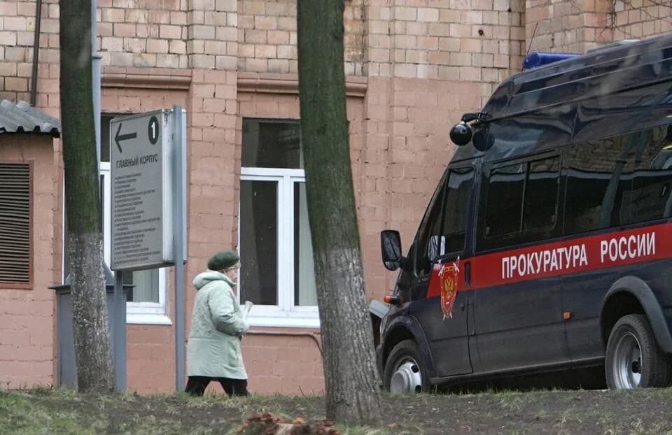 Alexander Litvinenko - “Prosecutor General's officers visit Moscow radiation sickness hospital”. A Russian Prosecutor General's office minibus in Moscow hospital No. 6, which specializes in radiation