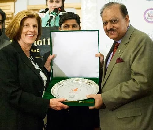 Mamnoon Hussain - President Mamnoon Hussain presenting Ms. Jeannie Borlaug Laude with a gift celebrating Dr. Norman E. Borlaug's 100th birthday and commemorating 50 years of U.S.-Pakistan cooperation