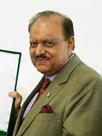 Mamnoon Hussain - President Mamnoon Hussain presenting Ms. Jeannie Borlaug Laude with a gift celebrating Dr. Norman E. Borlaug's 100th birthday and commemorating 50 years of U.S.-Pakistan cooperation