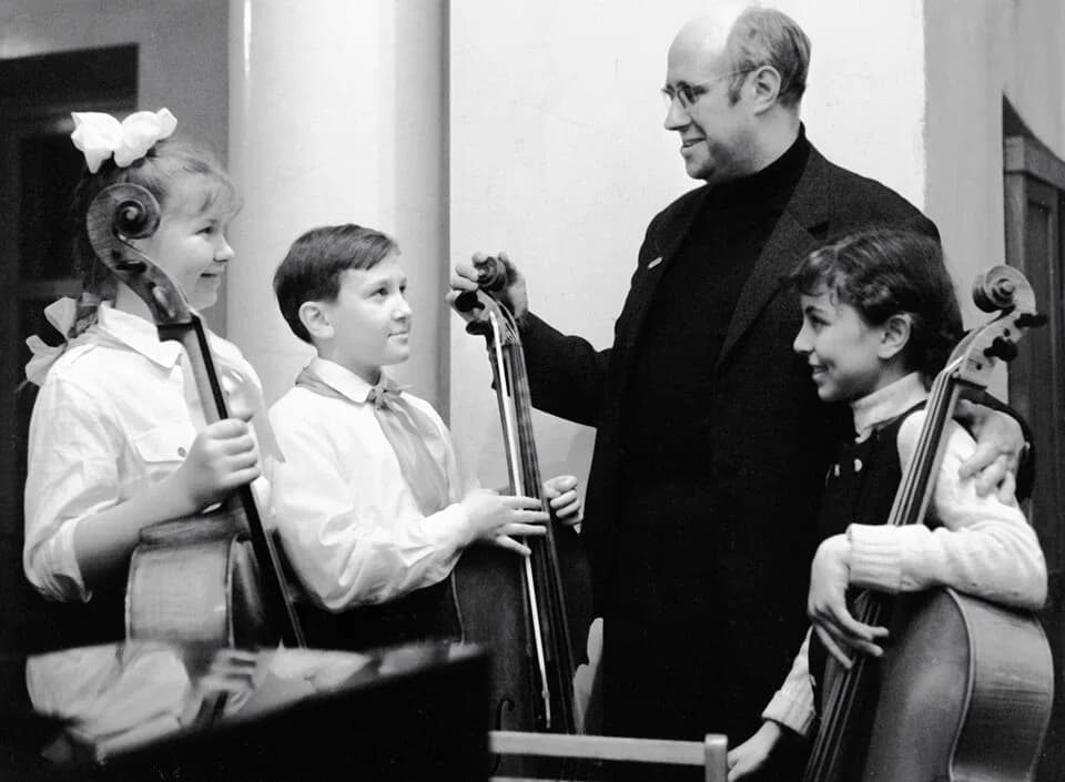 Mstislav Rostropovich - “Rostropovich with contest winners”. Chairman of the competition's jury Mstislav Rostropovich with the winners of the second city competition for young cellists and double-bass