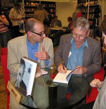 Amos Oz - Amos Oz with Leszek Kwiatkowski - polish translator of his books.