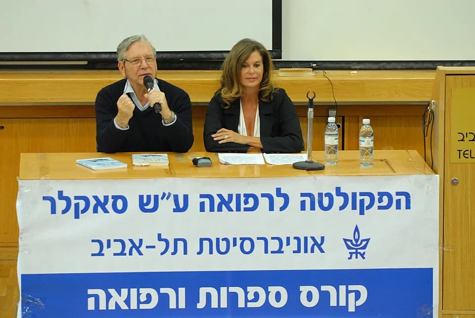 Amos Oz - לימור שריר עם עמוס עוז; בקורס "ספרות ורפואה", הפקולטה לרפואה, אוניברסיטת תל אביב