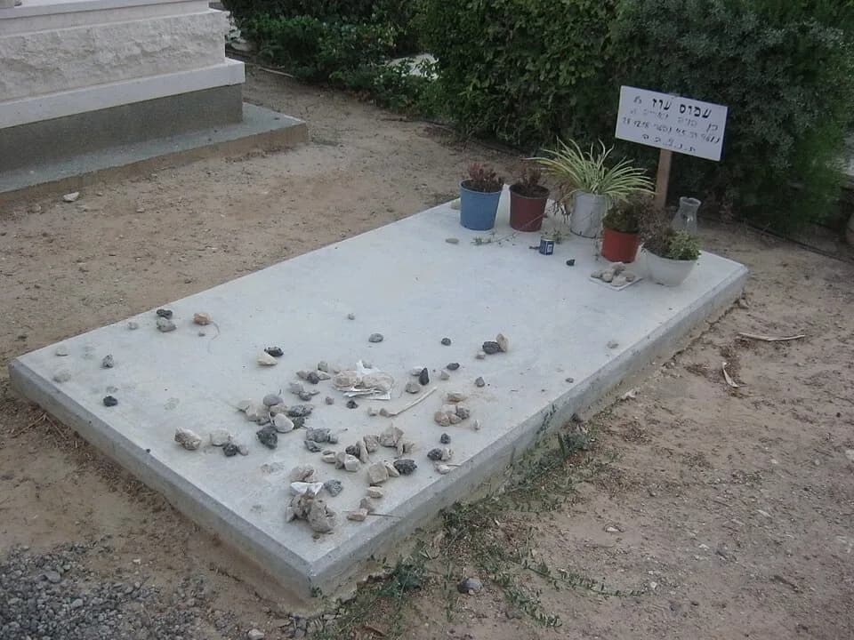 Amos Oz - Grave of Amos Oz at Kibbutz Hulda Cemetery