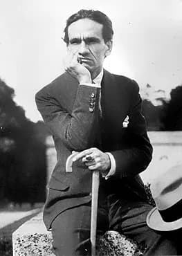 César Vallejo - fotografia de César Vallejo en el Parque de Versalles