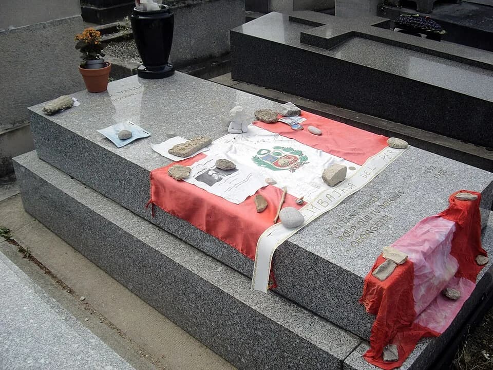 César Vallejo - Tombe de César Vallejo, cimetière du Montparnasse, division 12.Sa sépulture fut transférée de Montrouge à Montparnasse en 1970. Le tombe, sur laquelle les hommages de ses admirateurs s