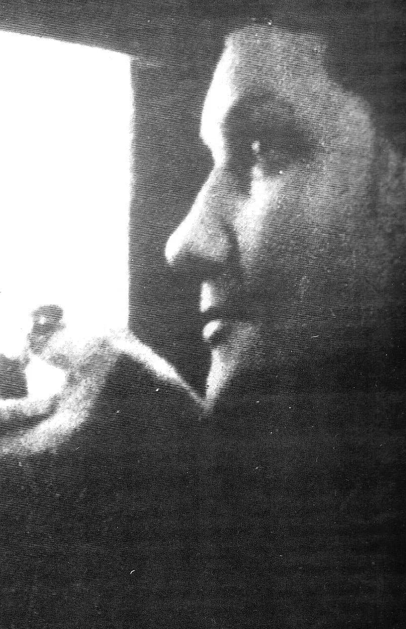 César Vallejo - Georgette Vallejo mostrando el anillo de César Vallejo.