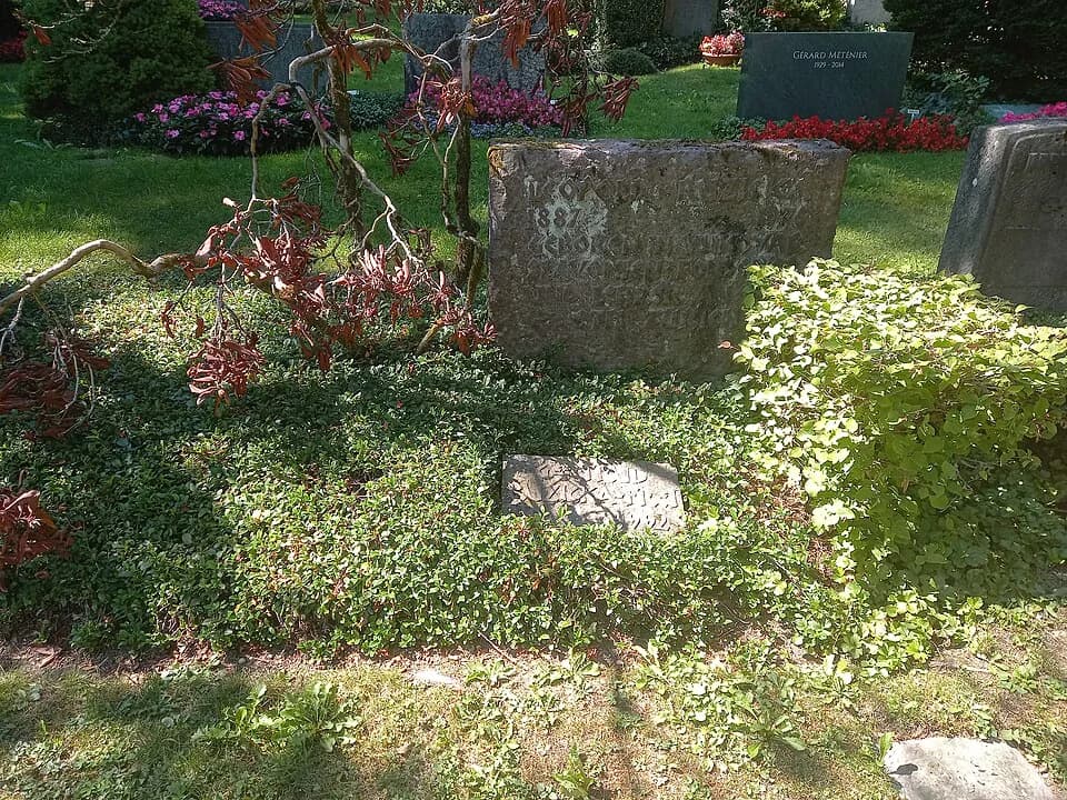 Leopold Ružička - Das Grab des kroatisch-schweizerischen Chemikers (Nobelpreis Chemie) Leopold Ružička und seiner Ehefrau Gertrud Frei auf dem Friedhof Fluntern in Zürich.