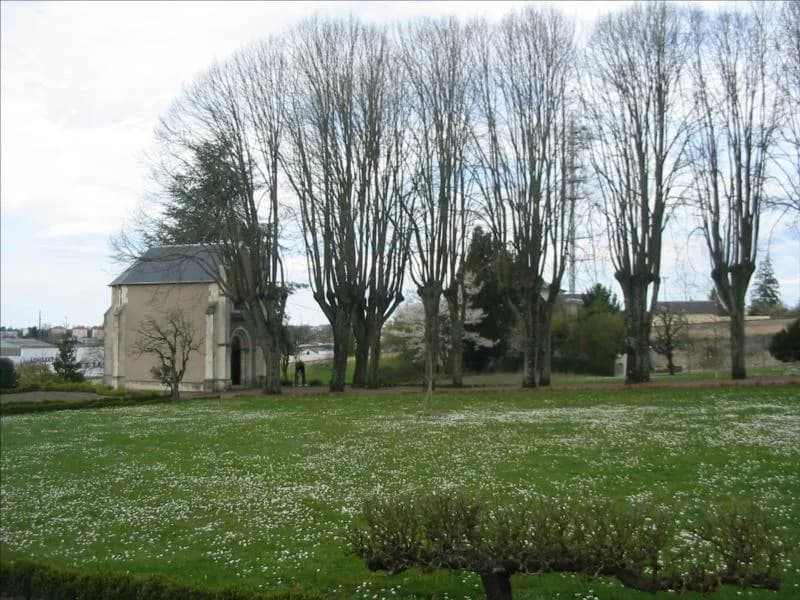 Bernadette Soubirous - Quand Sainte-Bernadette (Bernadette Soubirous) meurt le 16 avril 1879, son corps est enseveli dans l'oratoire de cette chapelle Saint-Joseph, qui se trouve au coeur des jardins 