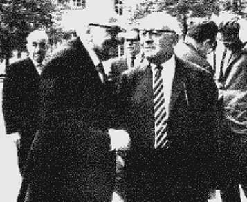 Max Horkheimer - Adorno (vorne rechts), Horkheimer (vorne links) und Habermas (hinten rechts, Hand in den Haaren)
Bearbeiter:
Von :en:User:Jjshapiro hochgeladen um 05:17, 3 August 2003 als :en:Image:A