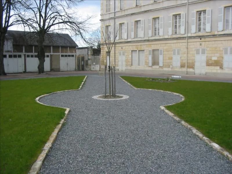 Bernadette Soubirous - Chemin menant aux jardins de l'espace Saint-Gildard, où vécut Sainte-Bernadette (Bernadette Soubirous), à Nevers.
