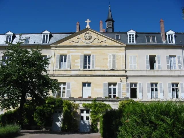 Bernadette Soubirous - Le fronton à l'entrée de l'espace Saint-Gildard, où vécut Sainte-Bernadette (Bernadette Soubirous), à Nevers.