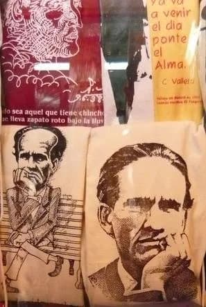 César Vallejo - El poeta César Vallejo en unos polos / remeras / t-shirts en el Jirón Quilca.