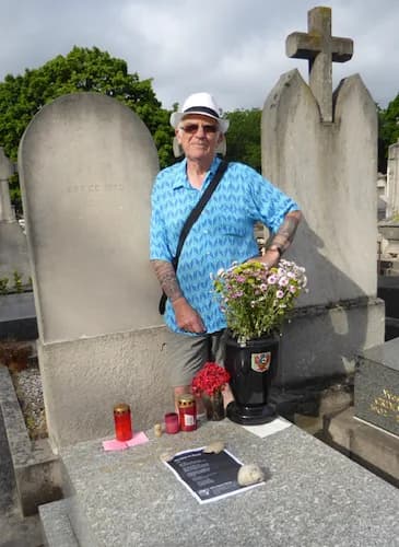 César Vallejo - In 2017, Holman visited the grave in the Montparnasse cemetery, of one of his heroes, the Peruvian poet Cesar Vallejo (1892-1938).