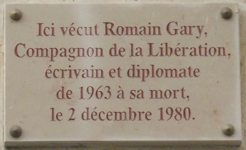 Romain Gary - Plaque commémorative, 108 rue du Bac, Paris 7e. « Ici vécut Romain Gary, Compagnon de la Libération, écrivain et diplomate, de 1963 à sa mort, le 2 décembre 1980. »