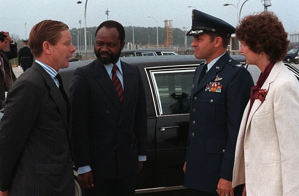 Samora Moisés Machel - President of Mozambique Samora Moisés Machel speaks with the state department officials and a colonel before departing the United States