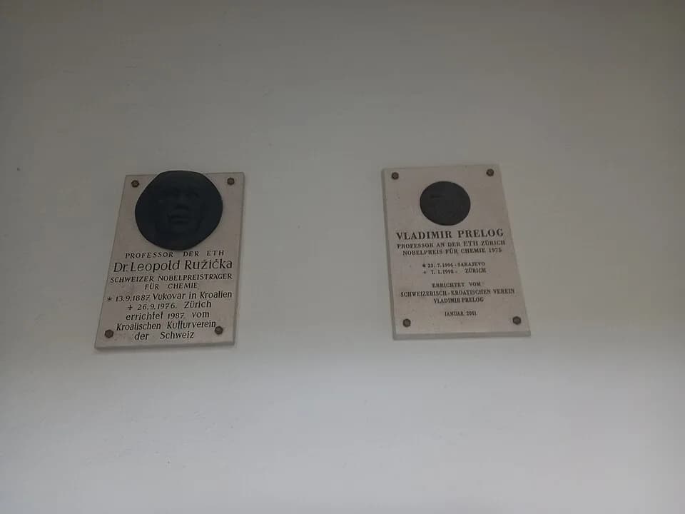 Vladimir Prelog - Gedenktafeln für die kroatisch-schweizerischen Chemiker und Nobelpreisträger Leopold Ružička und Vladimir Prelog in der Rämistrasse (Chemische Institute ETH) in Zürich.