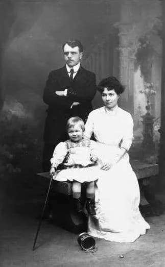 Olivier Messiaen - Young Olivier Messiaen with his father and mother in Avignon, 1910