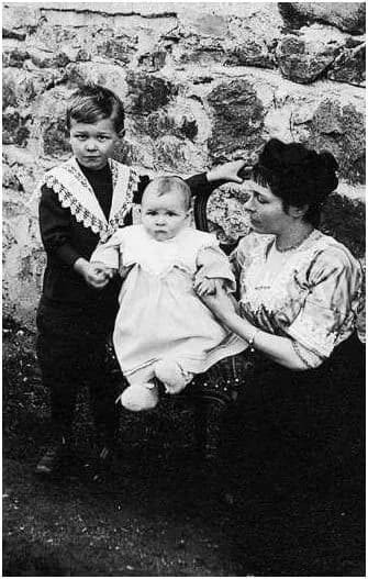 Olivier Messiaen - Young Olivier Messiaen with his brother Alain and his mother Cécile Sauvage
