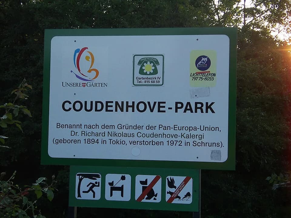 Richard Nikolaus von Coudenhove-Kalergi - Coudenhove-Park, zu Richard Nikolaus Graf von Coudenhove-Kalergi, neben dem Hofpavillon in Wien, Hinweistafel