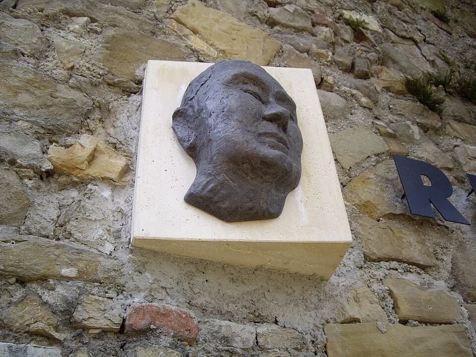 Richard Nikolaus von Coudenhove-Kalergi - La portreto Richard Coudenhove-Kalergi de skulpisto Thomas KOSMA sur la urbomuro de Klostronovburgo, Urbo de la Interpopola Kompreniĝo, en la Eŭropo-placo.