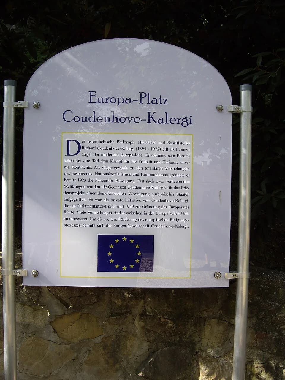 Richard Nikolaus von Coudenhove-Kalergi - La tabulo kun la biografio de Richard Coudenhove-Kalergi en la Eŭropo-placo de Klostronovburgo, Urbo de la Interpopola Kompreniĝo.