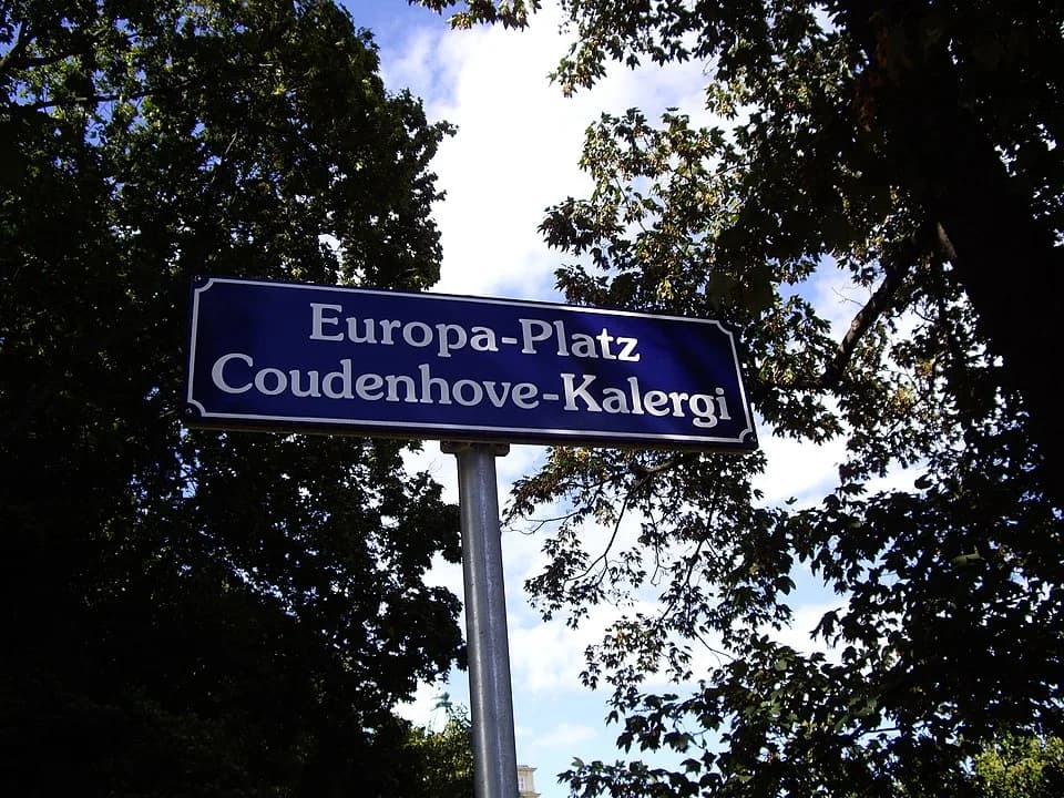 Richard Nikolaus von Coudenhove-Kalergi - La stratoŝildo "Eŭropo-placo - Coudenhove-Kalergi" en la Patro-Abel-strato de Klostronovburgo, Urbo de la Interpopola Kompreniĝo.