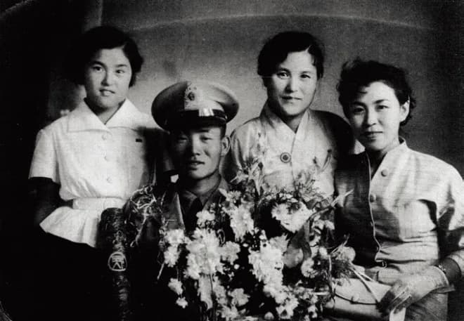 Chun Doo-hwan - Chun Doo-hwan with Lee Soon-ja (left) and other relatives.