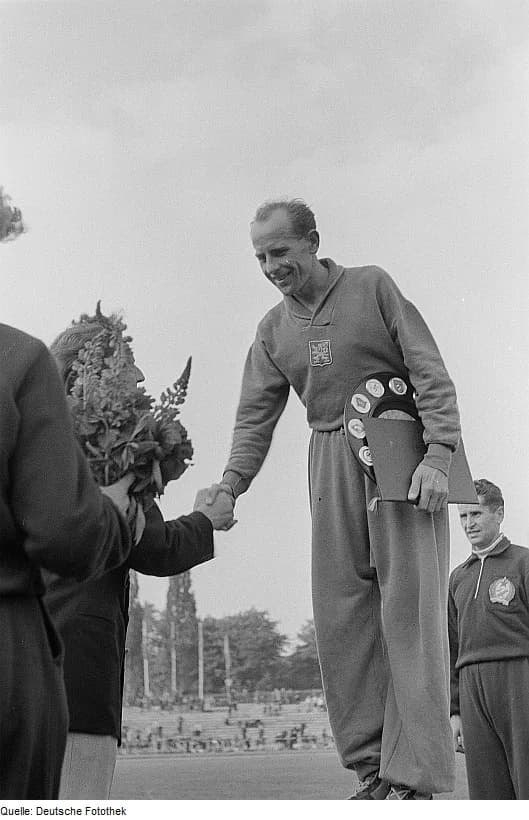 Emil Zátopek - Original image description from the Deutsche FotothekEmil Zátopek bei der Siegerehrung