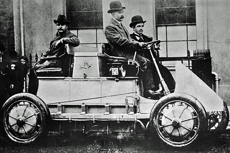 Ferdinand Porsche - Lohner–Porsche-Racecar, steered by E. W. Hart of E. W. Hart & Company, Luton, beside him Ferdinand Porsche
