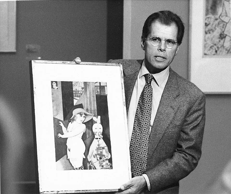 George Grosz - Christian von Holst beim Aufbau der Ausstellung "George Grosz: Berlin - New York" in der Staatsgalerie Stuttgart