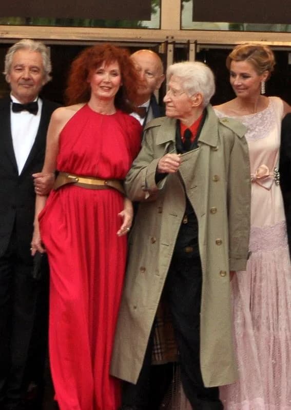 Alain Resnais - Part of the “You Ain't Seen Nothin' Yet” contingent at the 2012 Cannes Film Festival. From left to right: Pierre Arditi, Sabine Azéma, Alain Resnais, Anne Consigny. Behind, half hidden