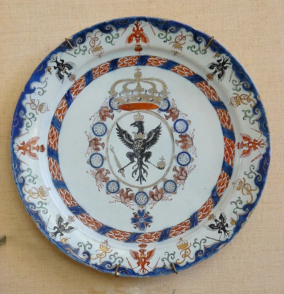 Frederick I of Prussia - Assiette aux armes de Frédéric Ier de Prusse - Delft doré, marque APK, manufacture de l'A Grec, entre 1705 et 1715 - Musée national de la céramique (Sèvres, France) Inv n° MNC