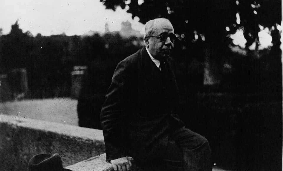Manuel Azaña - Manuel Azaña contemple les jardins de Aranjuez où il passe ses vacances.
