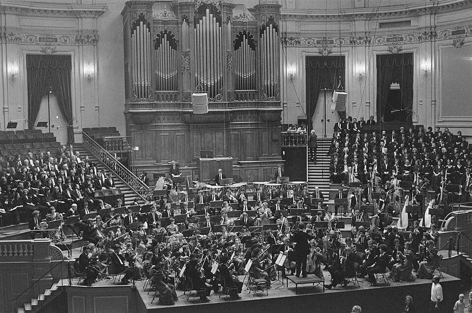 Claudio Abbado - Collectie / Archief : Fotocollectie Anefo
Reportage / Serie : [ onbekend ]
Beschrijving : Koninklijk paar woont concert bij van European Community Youth Orchestra in Amsterdam o.a. me