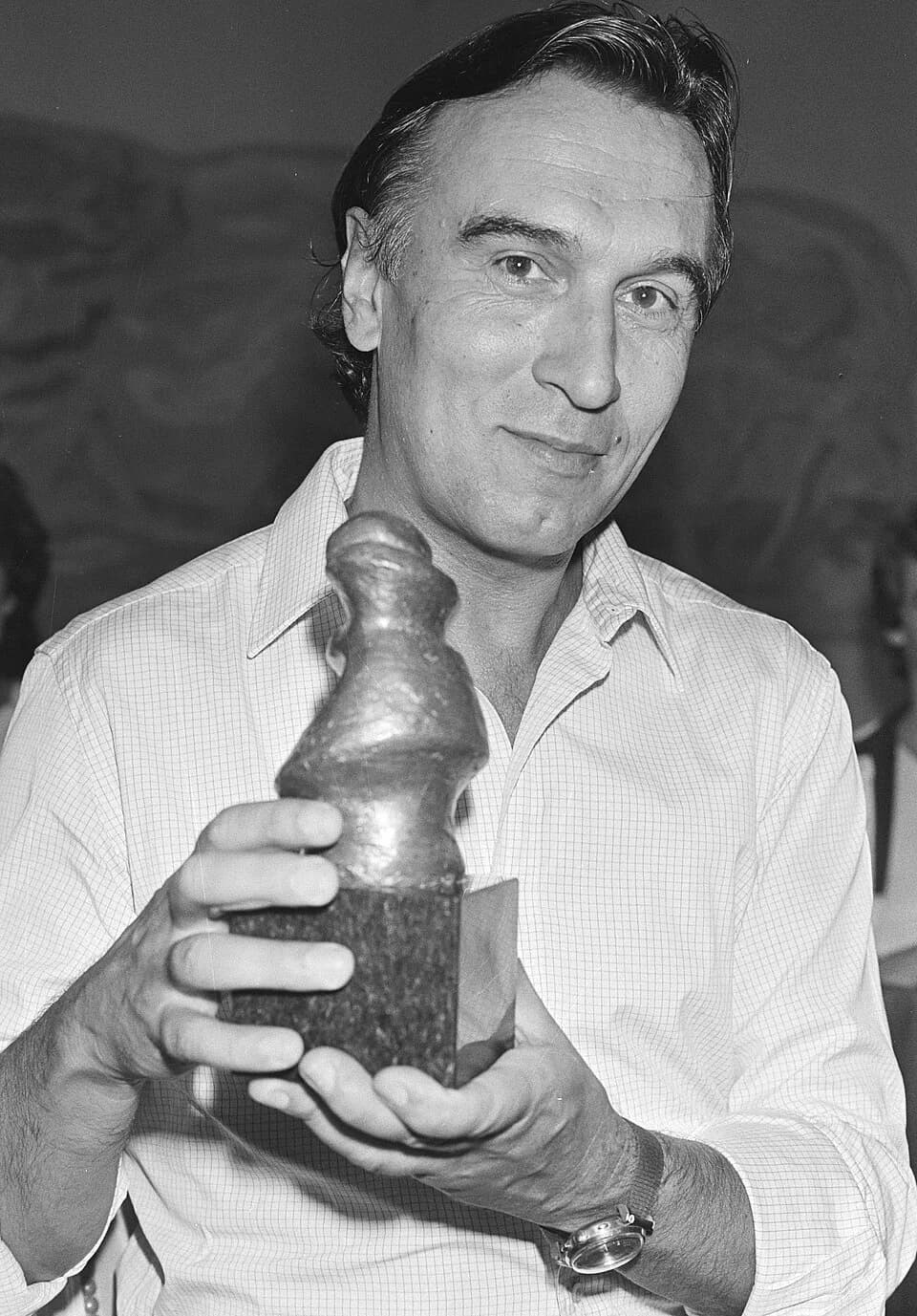 Claudio Abbado - Collectie / Archief : Fotocollectie Anefo
Reportage / Serie : [ onbekend ]
Beschrijving : Claudio Abbado (dirigent) krijgt AVRO's publieksprijs Klassiek 81; Claudio Abbado met trofee
