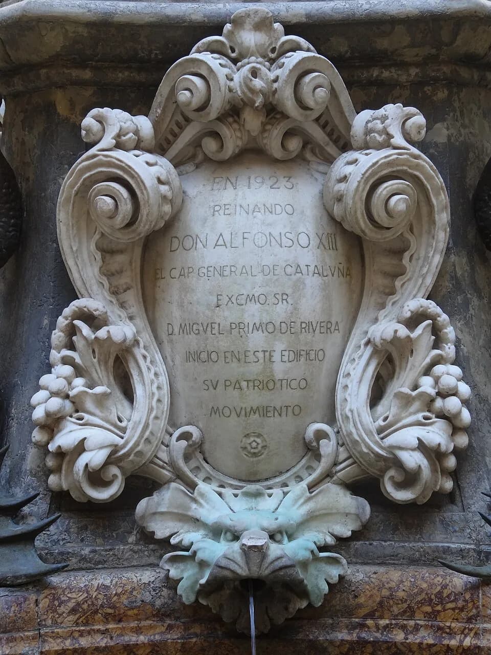 Miguel Primo de Rivera, 2nd Marquis of Estella - Obelisc del claustre (Capitania General de Barcelona) obra de les reformes de 1929. Combina 4 fonts amb un obelisc rematat amb una flor de lis que sost