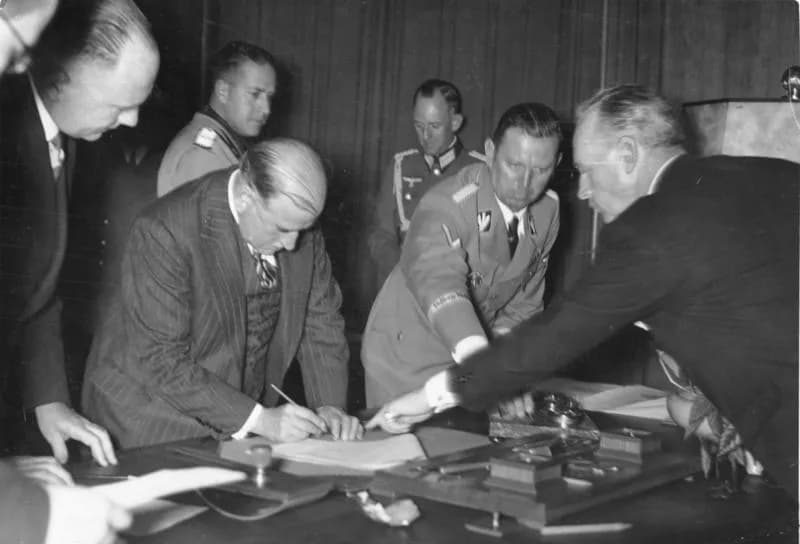Édouard Daladier - For documentary purposes the German Federal Archive often retained the original image captions, which may be erroneous, biased, obsolete or politically extreme. Münchener Abkommen, 