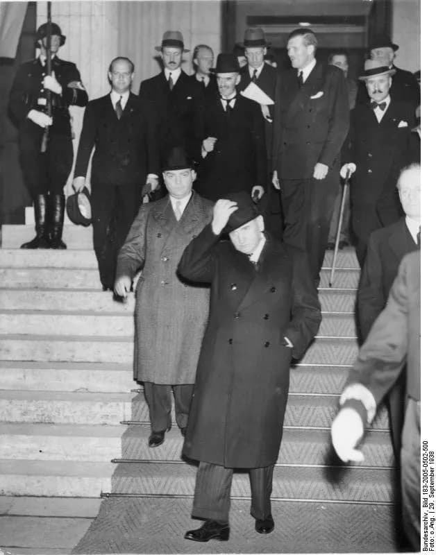 Édouard Daladier - For documentary purposes the German Federal Archive often retained the original image captions, which may be erroneous, biased, obsolete or politically extreme. Mr. Chamberlain and 