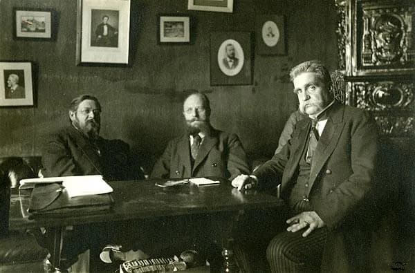 Hjalmar Branting - Swedish Social Democratic leader Hjalmar Branting (right), French politician Albert Thomas (left) and Danish politician Thorvald Stauning (center) during the 1917 Stockholm Peace Co