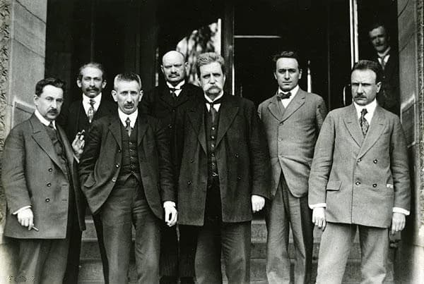 Hjalmar Branting - Swedish Social Democratic leader Hjalmar Branting (center) with the Hungarian delegation: Emanuel Buchinger, Jacob Weltner, en:Zsigmund Kunfi, J. Garami, D. Bokanyi and S. Jaszai du
