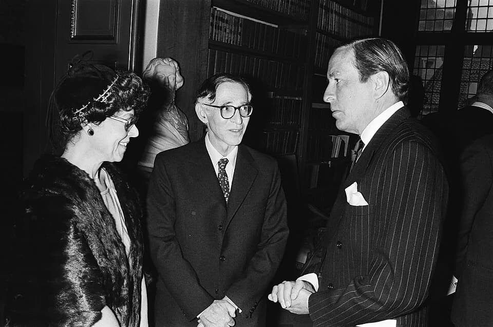 Aaron Klug - Collectie / Archief : Fotocollectie Anefo
Reportage / Serie : Prins Claus reikt dr. H.P. Heineken prijs uit dr. A. Klug
Beschrijving : Prins Claus, dr. A. Klug en vrouw
Datum : 28 april 1