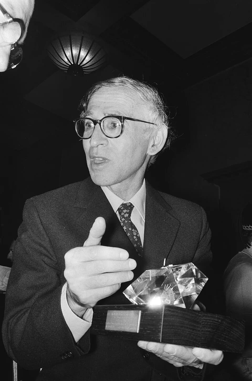 Aaron Klug - Collectie / Archief : Fotocollectie Anefo
Reportage / Serie : Prins Claus reikt dr. H.P. Heineken prijs uit dr. A. Klug
Beschrijving : prijsuitreikingen, biochemie, portretten
Datum : 28 