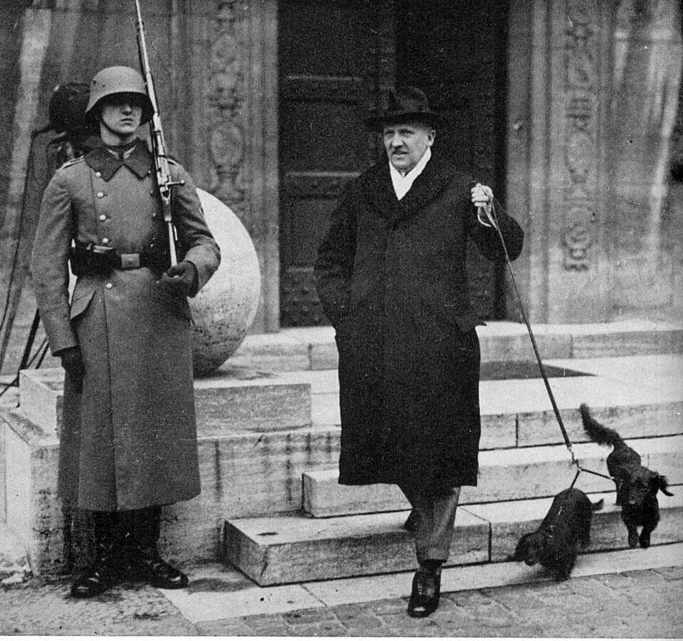 Kurt von Schleicher - Kurt von Schleicher moving out of his official residence in the Reichswehr Ministry in February of 1933, shortly after being replaced as Reichs-Chancellor by Adolf Hitler.