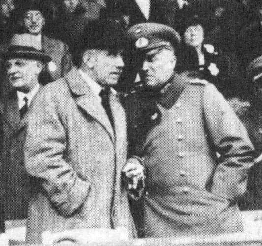Kurt von Schleicher - German Reichs-Chancellor Franz von Papen and his Minister of War General Kurt von Schleicher in 1932 watching a horse-race in Berlin-Karlshorst.