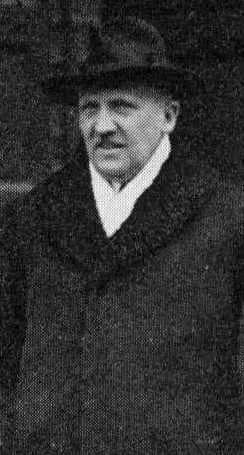 Kurt von Schleicher - Kurt von Schleicher moving out of his official residence in the Reichswehr Ministry in February of 1933, shortly after being replaced as Reichs-Chancellor by Adolf Hitler.